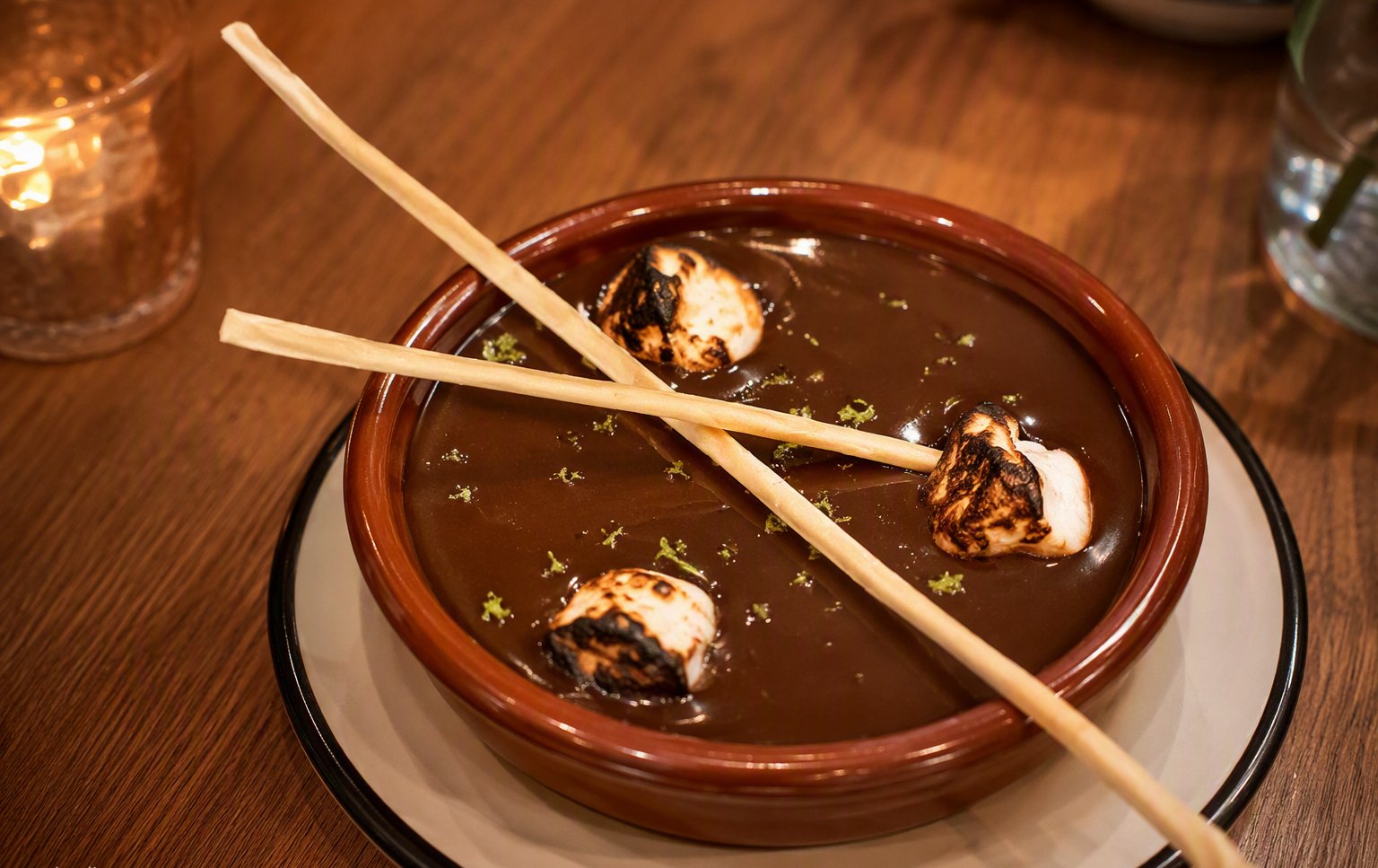 Postre de chocolate y merengue de Casa La Gloria, el postre que cierra la comida